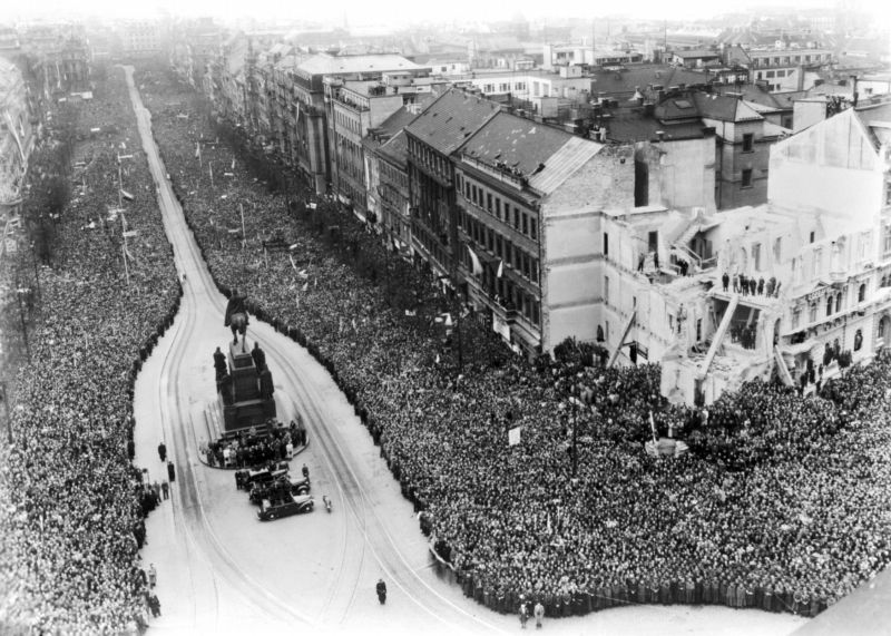 Manifestace na Václavském náměstí v Praze při znárodnění průmyslu 25. října roku 1945.
