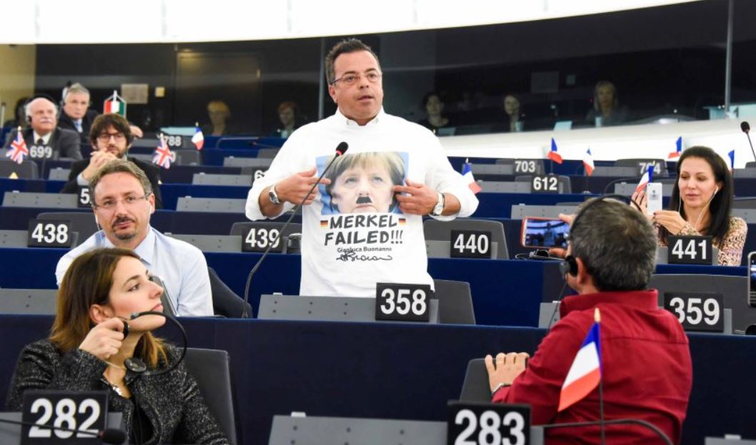 Italský poslanec s kancléřkou jako fýrerem.