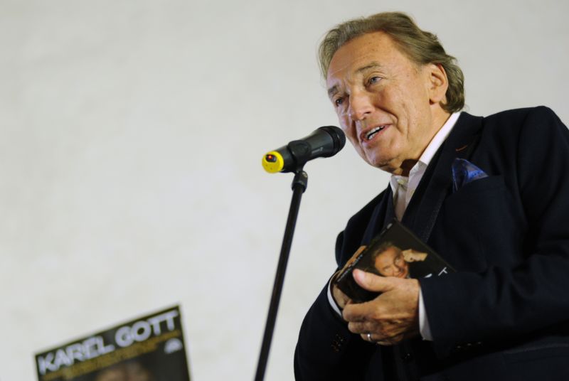 Zpěvák Karel Gott. Zpěvák Karel Gott.