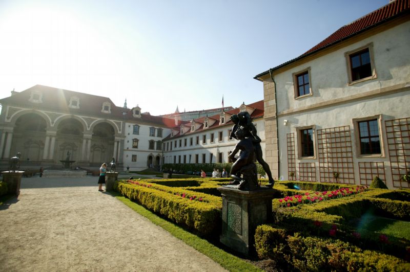Sídlo Senátu, Valdštejnský palác, a jeho zahrady, mohou zájemci navštívit. Sídlo Senátu, Valdštejnský palác, a jeho zahrady, mohou zájemci navštívit.