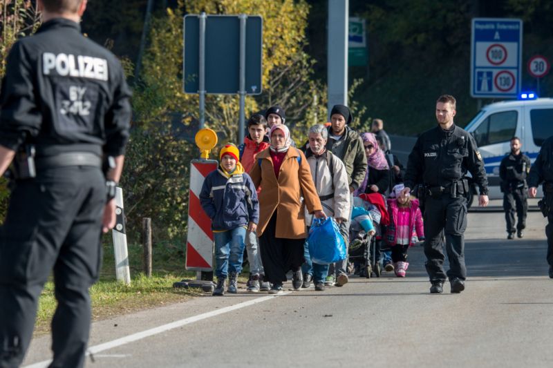 Uprchlíci na hranici s Rakouskem.