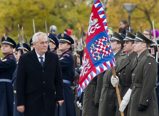 Prezident Miloš Zeman (vlevo) při pietním aktu ke vzniku Československé republiky.
