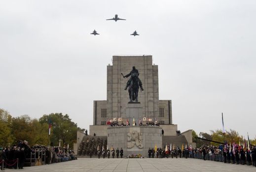 Průlet dopravního letounu C1-601 Challenger a dvou stíhacích letounů JAS-39 Gripen nad Národním památníkem na Vítkově.