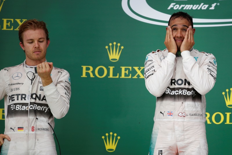 Nico Rosberg (vlevo) a Lewis Hamilton.