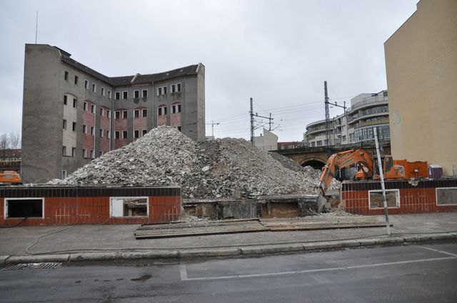 Některé domy se zbourání skutečně dočkají.