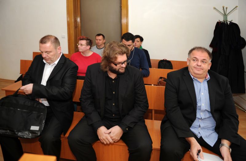 Okresní soud v Teplicích začal 29. října už potřetí projednávat případ tří bývalých policistů obžalovaných z braní úplatků a zneužití pravomoci. Vedle Radka Turišina (vpravo) a Romana Majerníka (vlevo) je mezi nimi i Adam Řebíček (uprostřed), bratr bývalého ministra dopravy Aleše Řebíčka.