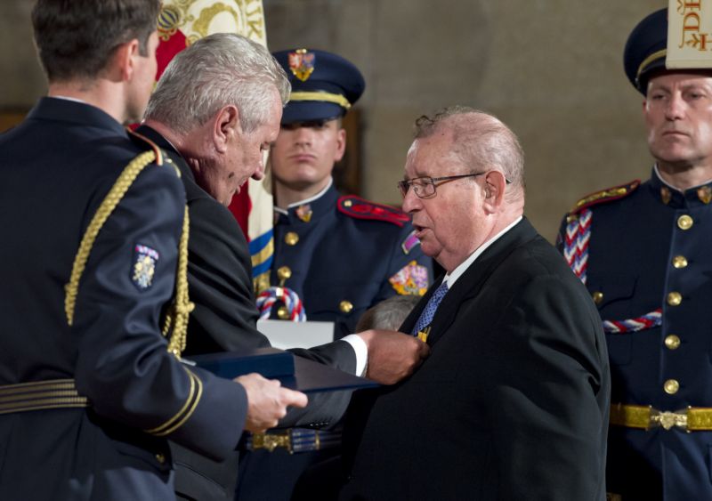 Prezident Miloš Zeman při příležitosti výročí vzniku samostatného československého státu uděloval 28. října na Pražském hradě státní vyznamenání. Medaili Za zásluhy převzal podnikatel a politik Miroslav Toman (vpravo).