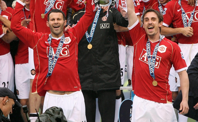 Ryan Giggs (vlevo) a Gary Neville.