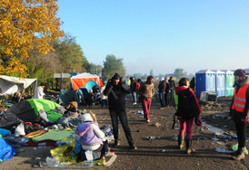 Srbské úřady situaci na místě sice monitorují, ale pomoc leží na českých dobrovolnících.