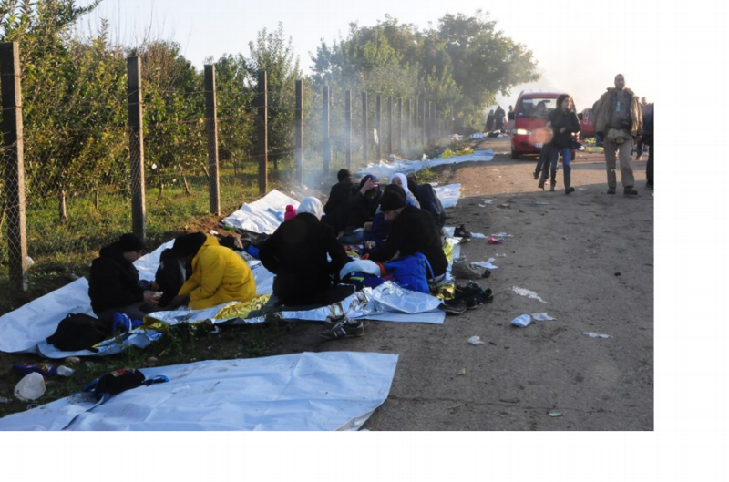Uprchlíci hodiny čekají v zimě a dešti na otevření hranice.