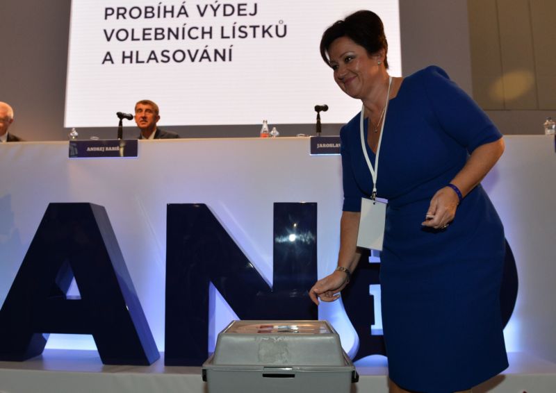 Radmila Kleslová s Andrejem Babišem v pozadí.
