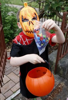 Spousta Američanů si o sobotním Halloweenu stejně dopřeje hromadu sladkostí jako vždy.