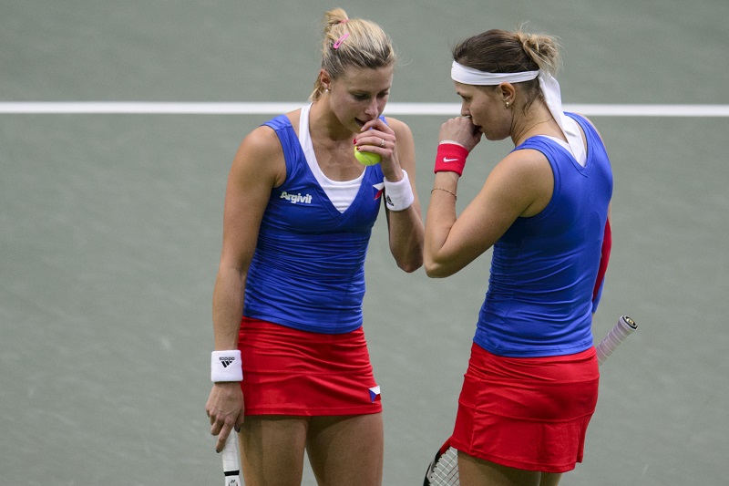 Andrea Hlaváčková (vlevo) a Lucie Hradecká.