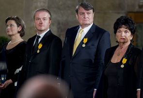 Medailí Za zásluhy byli poctěni herečka Libuše Šafránková (převzala její sestra Miroslava Drozdová), dále (zleva) houslista Pavel Šporcl, bývalý hudebník a zpěvák Ladislav Štaidl a anestezioložka Danuše Táborská.