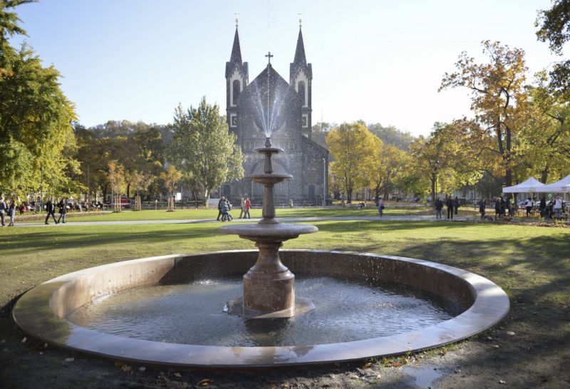 Karlínské náměstí v Praze je po rekonstrukci. Jeho revitalizace trvala osum měsíců. Na snímku dominanta náměstí, kostel sv. Cyrila a Metoděje. Karlínské náměstí v Praze je po rekonstrukci. Jeho revitalizace trvala osum měsíců. Na snímku dominanta náměstí, kostel sv. Cyrila a Metoděje.