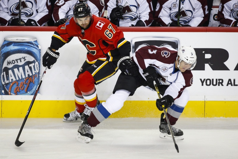 Michael Frolík v dresu Calgary.