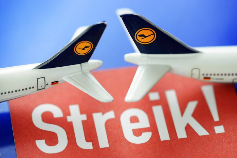 Letecké společnosti Lufthansa hrozí další stávky palubního personálu (ilustrační foto). Letecké společnosti Lufthansa hrozí další stávky palubního personálu (ilustrační foto).