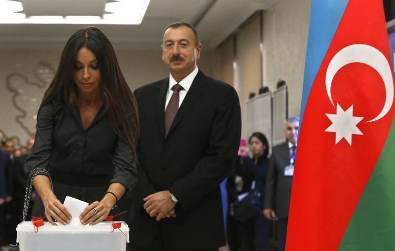Volby v Ázerbájdžánu. Na snímku prezident Ilham Alijev ve volební místnosti.