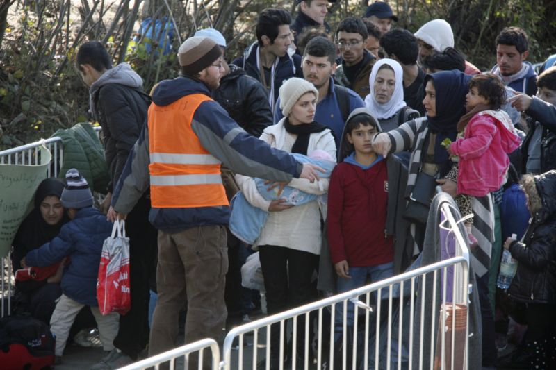 Migranti na srbsko-chorvatském hraničním přechodu Berkasovo-Bapska. Migranti na srbsko-chorvatském hraničním přechodu Berkasovo-Bapska.