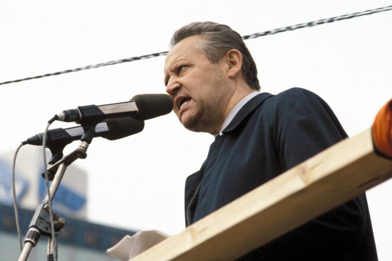 Bývalý východoněmecký činitel Günter Schabowski během projevu.