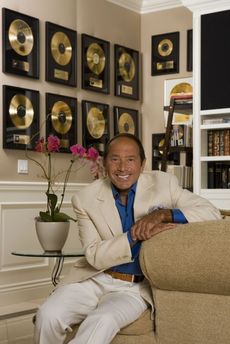 Paul Anka v jeho domě v Los Angeles. Na snímku se sbírkou hudebních ocenění.