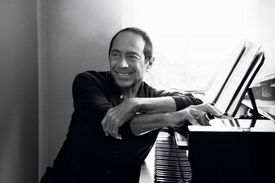Písně My way, She´s a lady, Love Never Felt So Good mají společného autora, je jím kanadský hudebník Paul Anka.