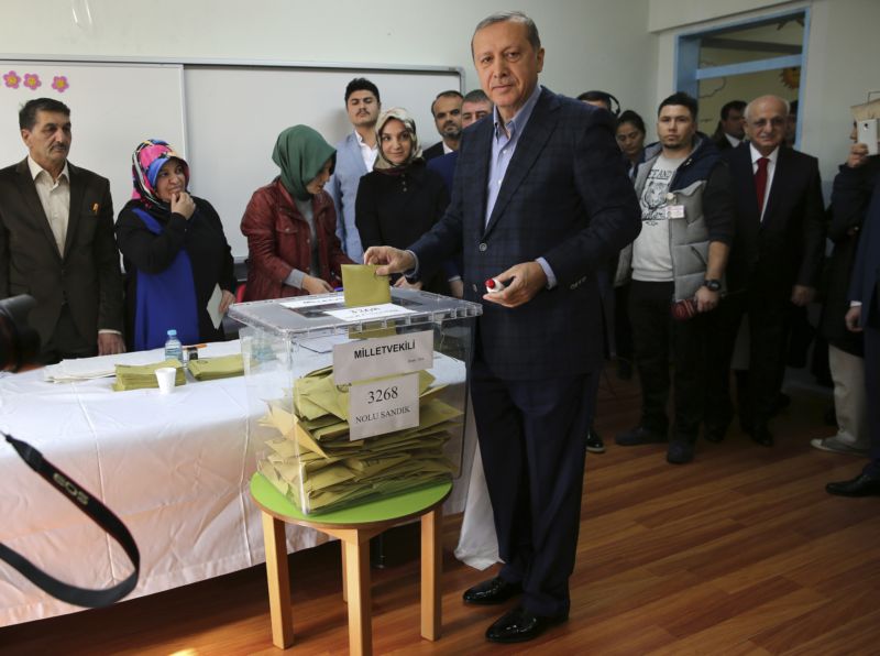 Turecký prezident Recep Tayyip Erdogan vhazuje svůj hlas do urny v předčasných parlamentních volbách. Turecký prezident Recep Tayyip Erdogan vhazuje svůj hlas do urny v předčasných parlamentních volbách.