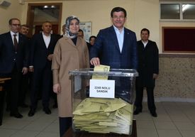 Ahmet Davutoglu, turecký premiér a vůdce vládnoucí Strany spravedlnosti a rozvoje, doprovázen svou manželkou Sare.