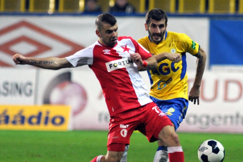 Utkání 12. kola první fotbalové ligy: FK Teplice - SK Slavia Praha 1. listopadu v Teplicích. Záložník Slavie Levan Kenia (vlevo) a teplický záložník Teplic Admir Ljevakovič.