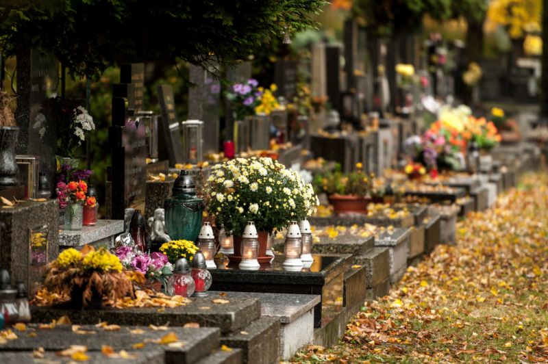 Dušičky jsou spojené s návštěvou hřbitova. Dušičky jsou spojené s návštěvou hřbitova.