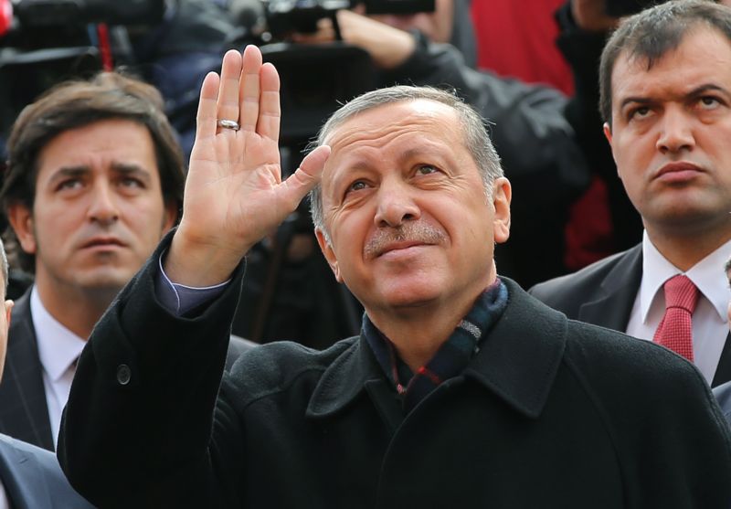 Prezident Erdogan mává svým příznivcům, poté co odhlasoval v jedné z volebních místností v Istanbulu.