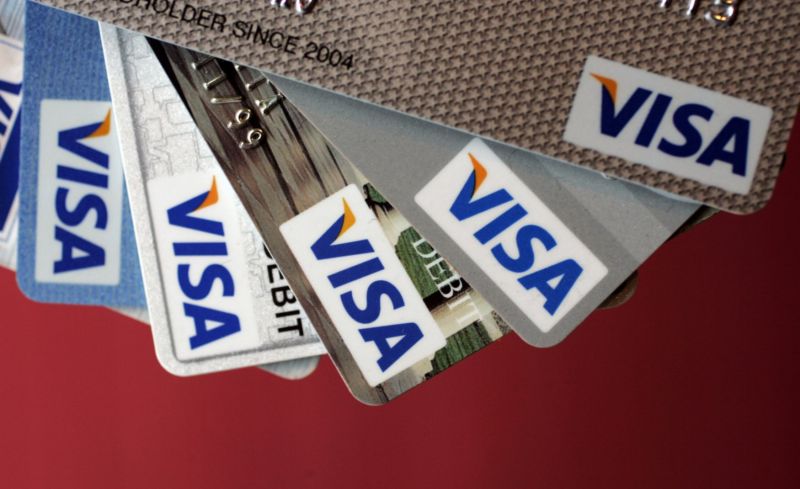 Platební karty Visa (ilustrační foto). Platební karty Visa (ilustrační foto).