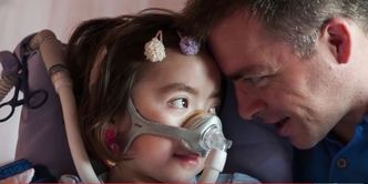 Nemocná dívenka s otcem