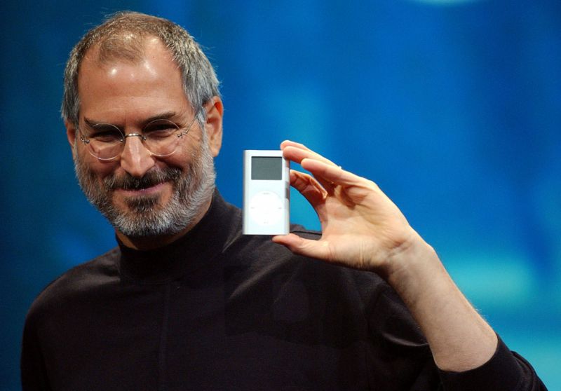 Steve Jobs při představení Mini-Ipodu v roce 2004.