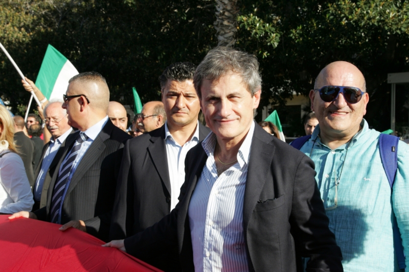 Mezi zatčenými je i Gianni Alemanno, bývalý starosta Říma (druhý zprava).
