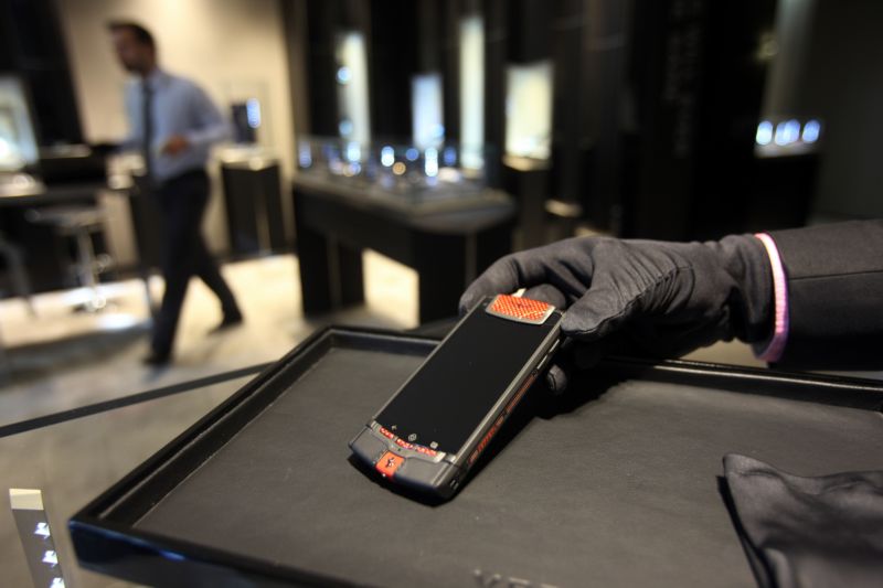 Chytrý telefon Vertu (ilustrační foto). Chytrý telefon Vertu (ilustrační foto).