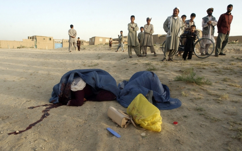 Dvě afghánské ženy zastřelené bojovníky Talibanu za údajnou prostituci s vojáky Spojených států. Provincie Ghazní, Afghánistán.