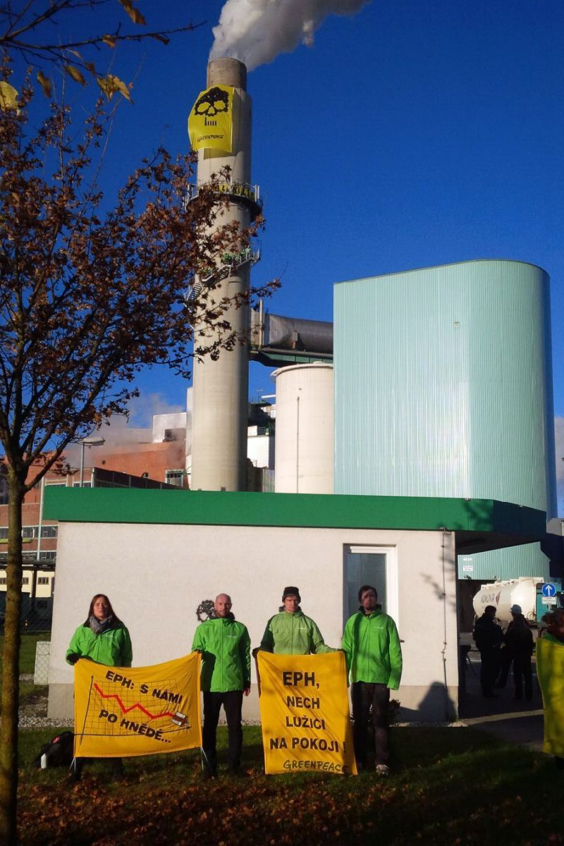 Aktivisté z ekologického hnutí Greenpeace včetně několika Čechů zablokovali 3. listopadu elektrárnu Deuben nedaleko Lipska, která patří české společnosti EPH.
