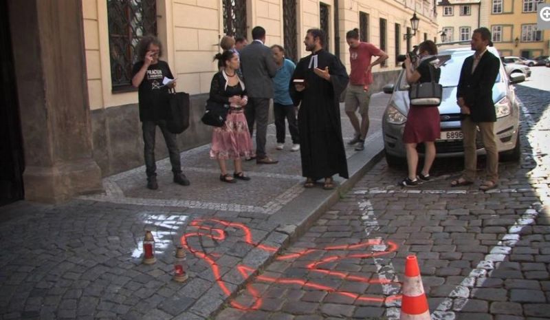 Silueta mrtvoly před sněmovnou.