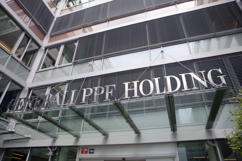 Logo nad vstupem do budovy sídla Generali PPF holding v Praze Na Pankráci. Logo nad vstupem do budovy sídla Generali PPF holding v Praze Na Pankráci.