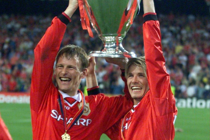 Teddy Sheringham při slavném vítězství v roce 1999 vyfocen společně s Davidem Beckhamem. 
