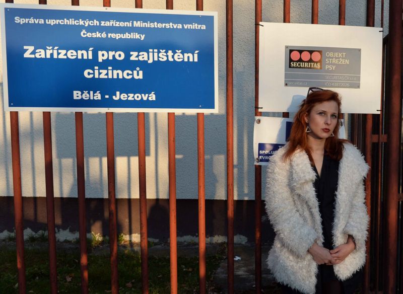 Marija Aljochinová přijela do Bělé pod Bezdězem na Mladoboleslavsku, aby si prohlédla detenční zařízení pro uprchlíky.