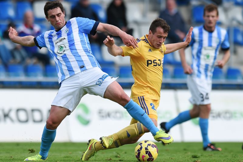 Utkání 30. kola první fotbalové ligy: FK Mladá Boleslav - Vysočina Jihlava, 30. května v Mladé Boleslavi. Kamil Vacek (vlevo) z Boleslavi a Peter Šulek z Jihlavy.