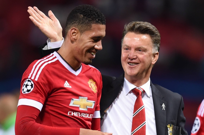 Nizozemský trenér Louis van Gaal ani po roce a půl v Manchesteru United nemůže přijít obránci Chrisi Smallingovi na jméno. Nizozemský trenér Louis van Gaal ani po roce a půl v Manchesteru United nemůže přijít obránci Chrisi Smallingovi na jméno.