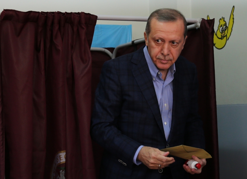 Turecký prezident Recep Tayyip Erdogan při hlasování v parlamentních volbách. Turecký prezident Recep Tayyip Erdogan při hlasování v parlamentních volbách.
