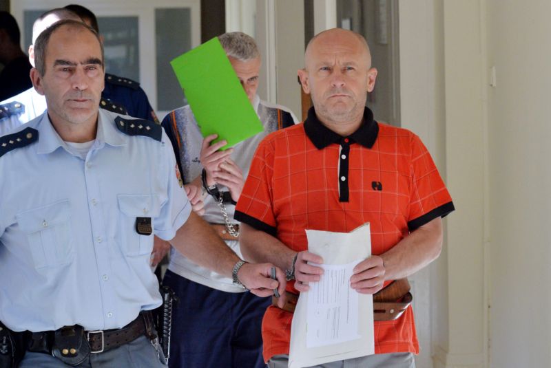 Na snímku jsou obžalovaní v kauze ztráty mobiliáře výstavy herečky Marilyn Monroeové, Eugen Čerge (vpravo) a Milan Kožina (uprostřed). Na snímku jsou obžalovaní v kauze ztráty mobiliáře výstavy herečky Marilyn Monroeové, Eugen Čerge (vpravo) a Milan Kožina (uprostřed).