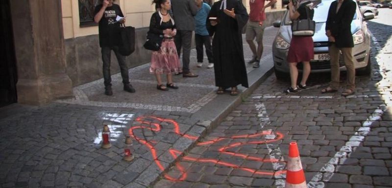 Silueta nastříkaná sprejem před budovou Poslanecké sněmovny.