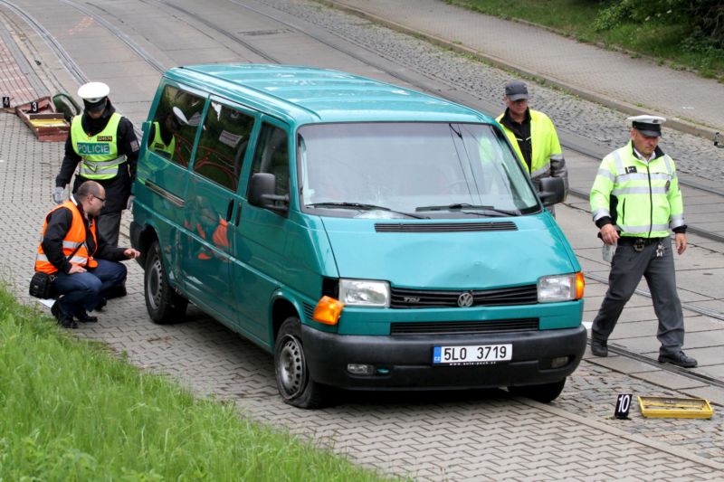 Dodávka se dostala na tramvajových kolejích do smyku jehož následkem vjela na zastávku, kde usmrtila 76letého chodce.