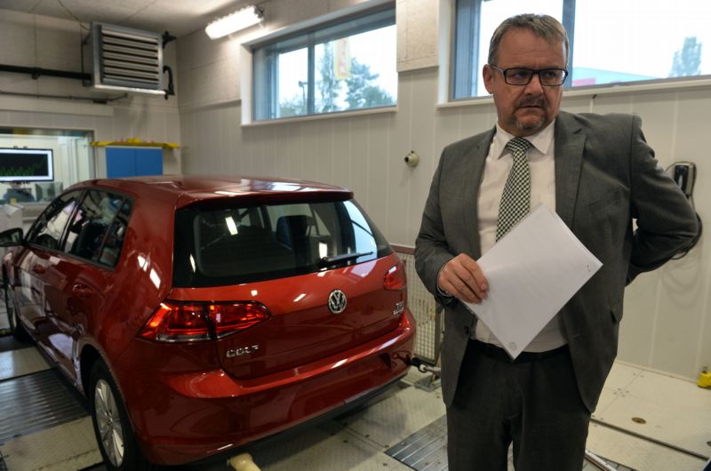 Ministr dopravy Dan Ťok u zkoušek vozidel testovaných v souvislosti s problematikou dieselových motorů z koncernu Volkswagen.