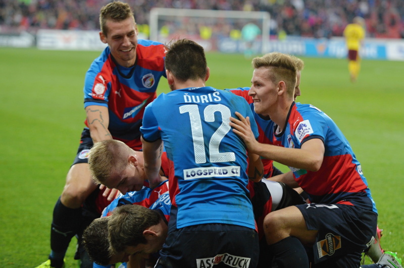 Radující se fotbalisté Plzně. Budou mít důvod k oslavám i ve čtvrtek večer?